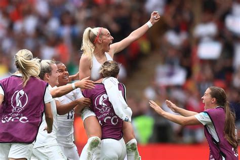 England’s Chloe Kelly goes full Brandi Chastain, rips off jersey .